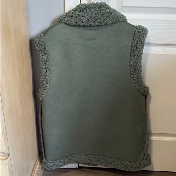 Cozy Green Sherpa-Lined Vest - Picture 5 of 7